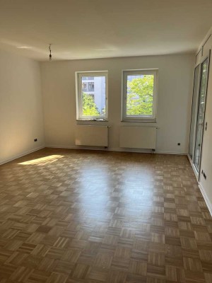Schöne 4 Zimmer Wohnung mit Balkon