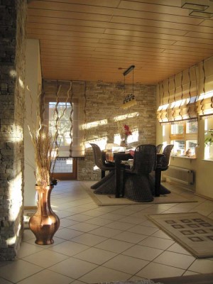 Grosse Wohnung mit Bodenheizung, Kaminofen, Balkon, Terrasse und Doppelgarage