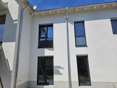 Erstbezug | Neubau Wohnung im OG mit Balkon
