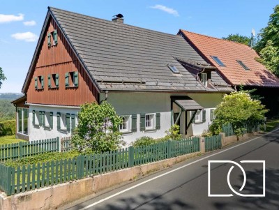 Sofort bezugsfertig! Modernisiertes Bauernhaus mit traumhafter Aussicht, Scheune und großem Garten