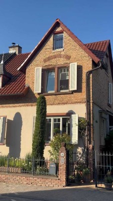 Charmantes Stadthaus mit Nebengebäude in Bestlage von Bensheim – Wohnen mit Stil und Geschichte