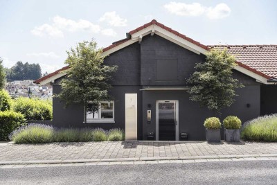 Moderner, sanierter 70's Bungalow mit Weitblick, aufwendig angelegtem Süd-Garten & Designer-Küche