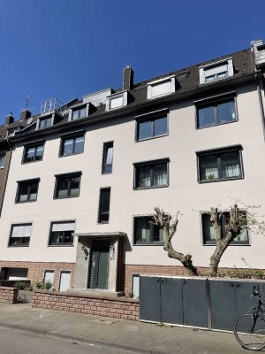 Hoch hinaus und wohlfühlen: sanierte 3 Zimmer Wohnung mit Balkon im beliebten Bilk