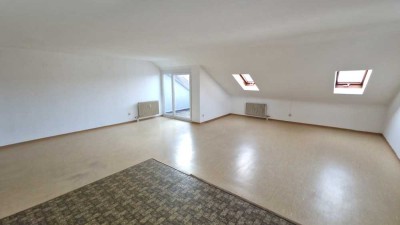 1796 - Geräumige 3-Zimmer-Dachgeschosswohnung mit Aufzug – viel Potenzial in zentraler Lage!