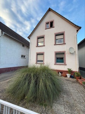 Charmantes Zweifamilienhaus mit schönem Garten