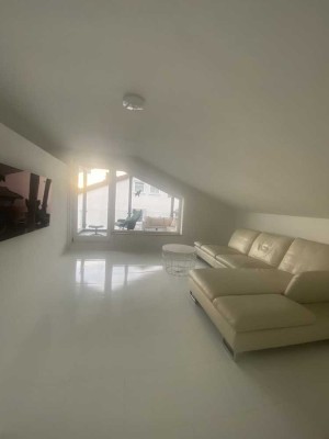 100qm große, sehr helle Dachgeschosswohnung mit Balkon & Fernsicht