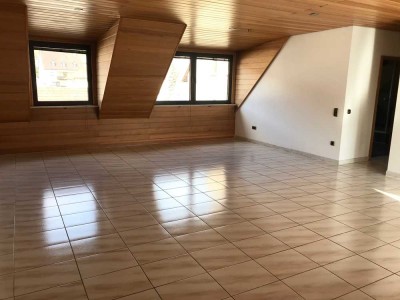 Gepflegte Wohnung inkl. Studio mit insg. 4 Zimmer sowie Balkon und EBK in Obernburg