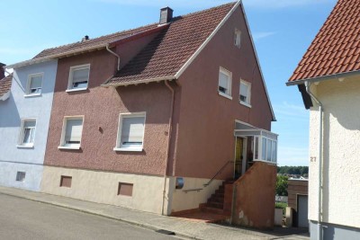 Doppelhaushälfte in ruhiger Ortslage mit Garage und Garten