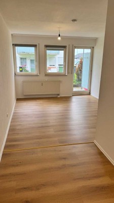 Erstbezug nach Renovierung! 1,5-Zimmer-Wohnung mit Terrasse, Keller & TG-Stellplatz