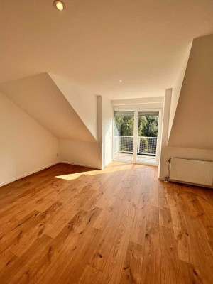 Erstbezug nach Vollsanierung - helle 2 Zimmer Wohnung und Balkon + TG-Platz