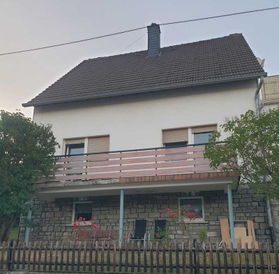 freistehendes Haus, 7 Zimmer, EBK, 2 Bäder, 2 Balkone, Keller in Sohren zu vermieten