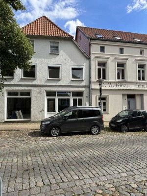 Im Zentrum mit 686 m² grünem Grdst. ein Wohn- oder Wohn- und  Geschäftshaus in Grevesmühlen