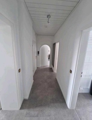 Modernisierte Wohnung mit drei Zimmern und Balkon in Hamm