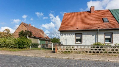 Sanierungsbedürftige DHH mit 1.740m² Grund, Nebengebäuden & Stellplätzen in ruhiger Lage