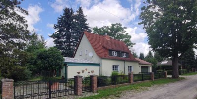 Zwei Häuser mit weitläufigem, gärtnerisch gestaltetem Garten in Werneuchen