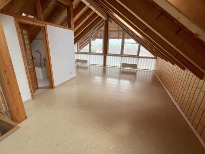 Sehr schöne, zentrumsnahe, 4-Zimmer-DG-Wohnung, Balkon und Studio mit Bergblick in Penzberg