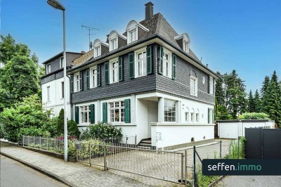 Altbau-Eleganz: Vielseitig nutzbar & modernisiert - Stadtvilla in Bestlage von Bergisch-Neukirchen!