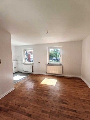 Teilrenovierte helle 2-Zimmer Wohnung