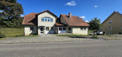 Großes Haus, bereits aufgeteilt in 4 Einheiten mit unverbaubarem Blick auf den Steigerwald