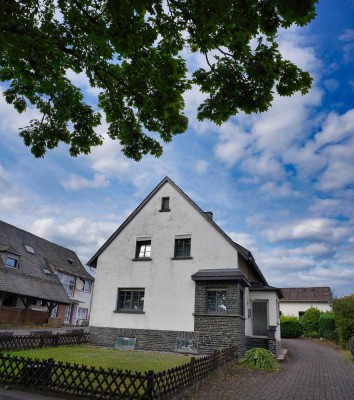 Vielfältige Nutzungsmöglichkeiten. Einfamilienhaus mit mehreren Nebengebäuden und weiterer Baustelle