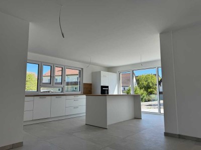 3-Raum-Erdgeschosswohnung mit geh. Innenausstattung mit Terrasse und EBK in Rosengarten, Erstbezug