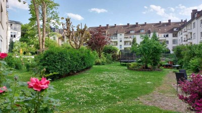 Große und helle Altbauwohnung mit Balkon und Garten im Kaiserstraßenviertel