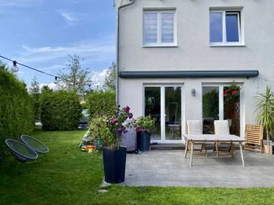 Modernes & helles Reiheneckhaus – möbliert, befristet mit 4 Zimmern und Garten in Seenähe