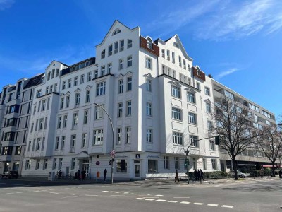 Stilvoll sanierte Dachgeschosswohnung mit Blick auf den Olivaer Platz