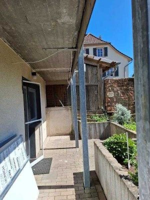 Schöne 2-Zimmer-Souterrain-Wohnung mit Balkon und EBK in Contwig