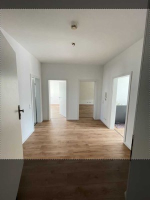 Modernisierte 2-Raum-Erdgeschosswohnung mit Balkon und Einbauküche in Gelnhausen