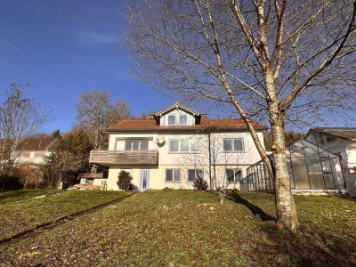 Viel Platz und beeindruckende Aussicht - Großes Einfamilienhaus in Hanglage bei Leutkirch im Allgäu