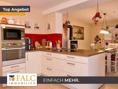 Einfach Mehr: EFH(=MGH) mit 4 Wohnungen, 8 Garagen, Nebengebäude, Garten, Teich, PV-Anlage u. a.