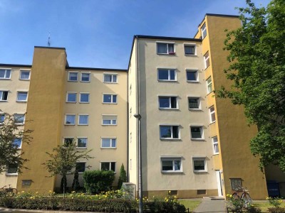 Helle 4-Zimmer-Dachgeschosswohnung mit Aufzug und Balkon - auch optimal für eine WG!