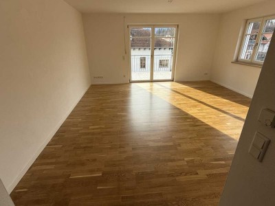 Von Privat! Moderne 2-Raum-Wohnung, Lift, Carport, Balkon, EBK in Marquartstein