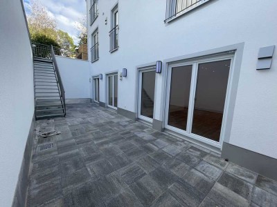 Provisionsfrei! Helle- 3 Zimmer Wohnung im Souterrain mit großer Terrasse