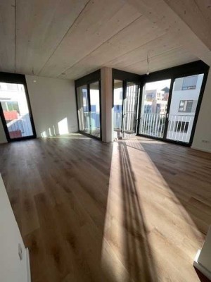 | RESERVIERT | ERSTBEZUG in unserem HOLZ-HAUS! Lichtdurchflutete 3-Zimmer-Wohnung mit Dusche im 2.OG