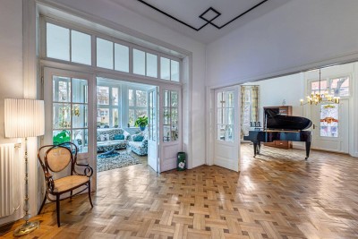 Altbau-Residenz I Böcklinstraße I Wohnsalon/Klavier/Konzertzimmer I historische Veranda &amp; Bleiglasfenster I Lift