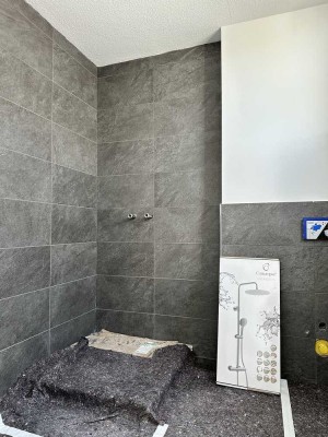 Erstbezug nach Sanierung: Exklusive 2,5-Zimmer-Dachgeschosswohnung mit geh. Innenausstattung