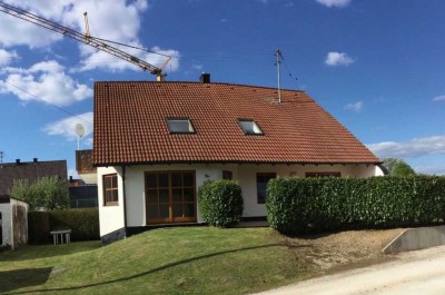 Hochwertige, lichtdurchflutete & modernisierte 4-Zimmer-Wohnung mit Garten, Carport und Balkon