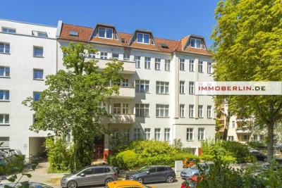 IMMOBERLIN.DE - Feine Altbauwohnung mit ruhigem Balkon! Wohnrecht für 85-jährige Eigentümerin