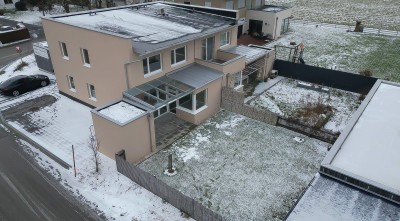 Ruhe und Komfort: Loggia, Garten, Parkmöglichkeiten und vor allem genügend Platz in Desselbrunn