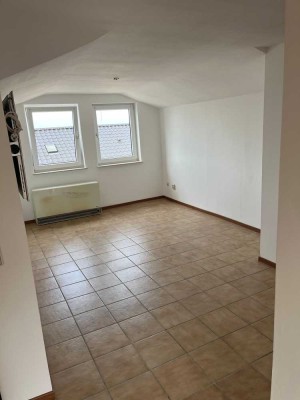 Freundliche und vollständig renovierte 2-Raum-Wohnung mit Balkon und Einbauküche in Pirmasens