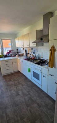 ca. 91m Helle 2 - Zimmer Gemutliche Wohnung mit zwei Zimmern +Flur +Einbauküche +Bad/WC +Große Balko