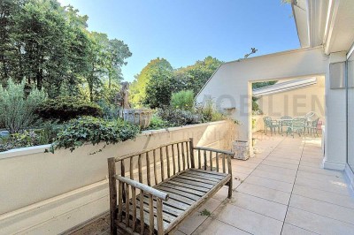 WUNDERSCHÖNE RUHE: 3-Zimmer-Terrassen-Wohnung mit Pool, Gäste-WC u. Garage, neuwertig saniert