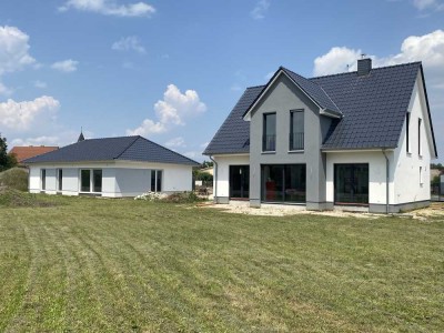 Exklusives Generationenobjekt in Münchhausen: Bungalow + modernes Einfamilienhaus auf 1.812 m² Grund