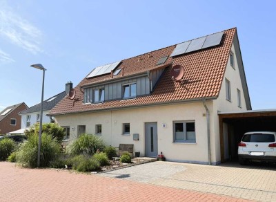 Große Doppelhaushälfte mit einem Carport und Abstellraum