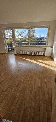 Helle 3 Zimmer-Wohnung mit großem sonnigen Balkon in Duisburg Neudorf