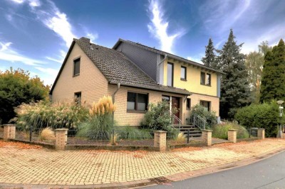 Saniertes Ein- Zweifamilienhaus mit Wärmepumpe und PV-Anlage in ruhiger Lage !