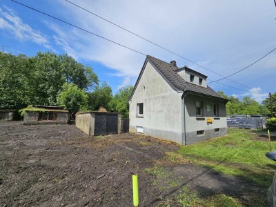 Freistehendes Einfamilienhaus. Renovierungsbedürftig. Erweiterung des Gebäudes auf bis zu 250 m² .