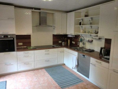 Einladendes Familienhaus mit sonnigem Südgarten in idyllischer Naturlage.